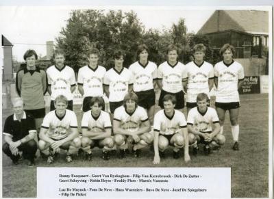 Eerste ploeg van Harop in truien met korte mouwen, 1981 -82