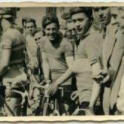 Groep supporters rond wielrenner Michel Celie, ca. 1950