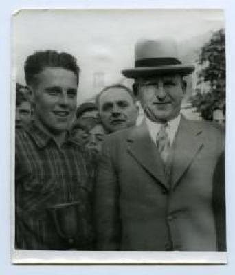 Wielrenner Michel Celie en burgemeester Scheire, Wachtebeke, ca. 1950