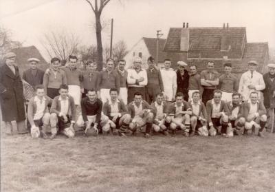 Vriendschappelijk voetbal tijdens Drieskermis in Knesselare, 1950