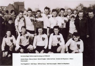 Niet-competitieve voetbalploeg van stoelenfabriek Stoellux, 1960