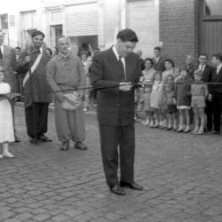 Burgemeester De Prest opent de kermis (1965). 