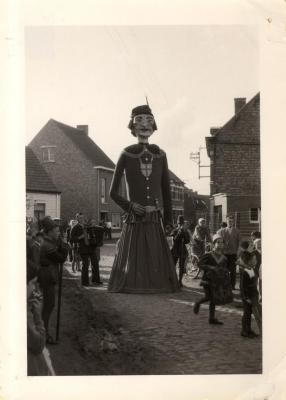 Reus van den Akker op stap in den wijk Den Akker