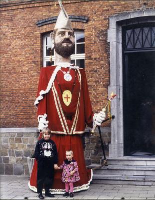 Reus Keizer Frank in gezelschap van  twee jonge bewonderaars