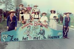 Bloemenverkopers en schenksters