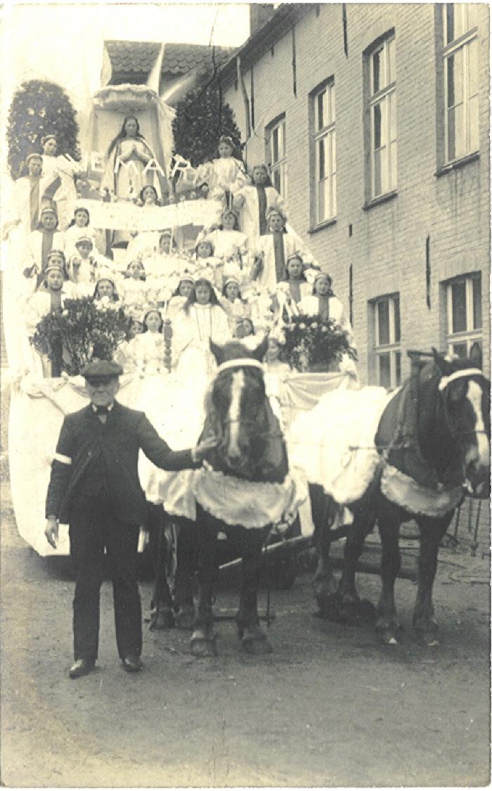 Praalwagen bij plechtige inhuldiging pastoor Masier, Bassevelde 1914