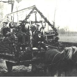 Praalwagen bij plechtige inhuldiging pastoor Masier, Bassevelde 1914