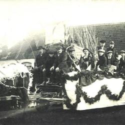Praalwagen in de plechtige inhuldigingsstoet voor pastoor Masier, Bassevelde 1914