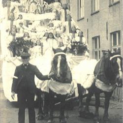 Praalwagen bij plechtige inhuldiging pastoor Masier, Bassevelde 1914