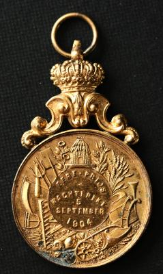 Foto van een medaille verkregen op een jaarmarkt