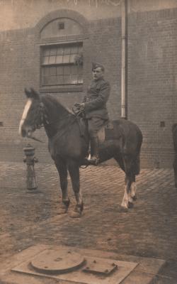 Potretfoto van een militair te paard