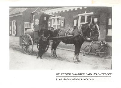 Foto van Louis de Caluwé met zijn petroleumkar